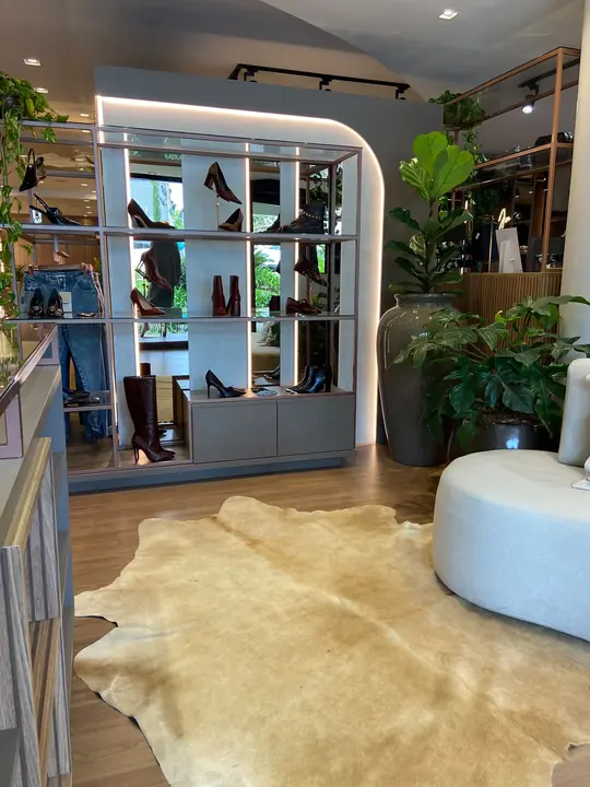 Showroom com estantes, vasos e plantas integrados ao ambiente