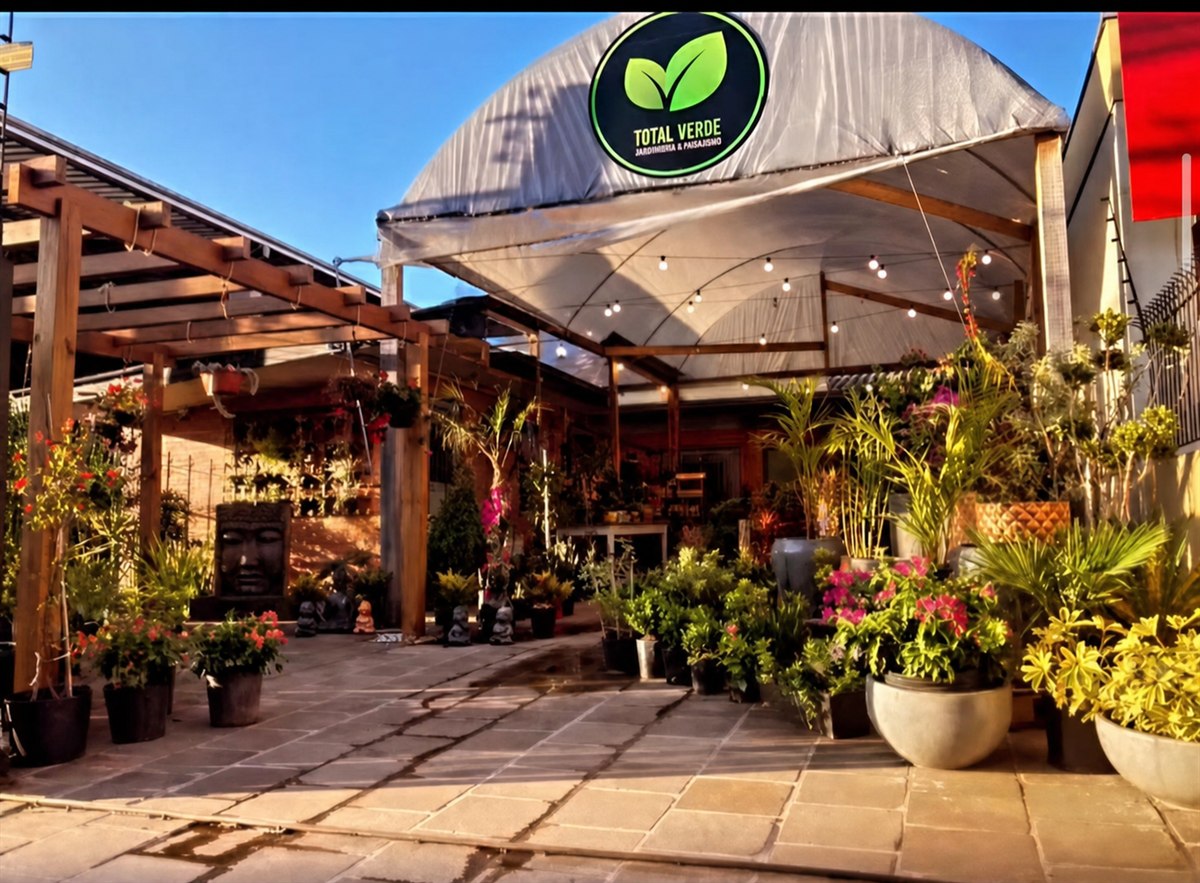 Entrada da loja Total Verde em Caxias do Sul, com plantas, vasos e composições expostas